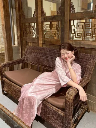 Ảnh 2 của Áo dài lụa hồng thêu hoa nữ