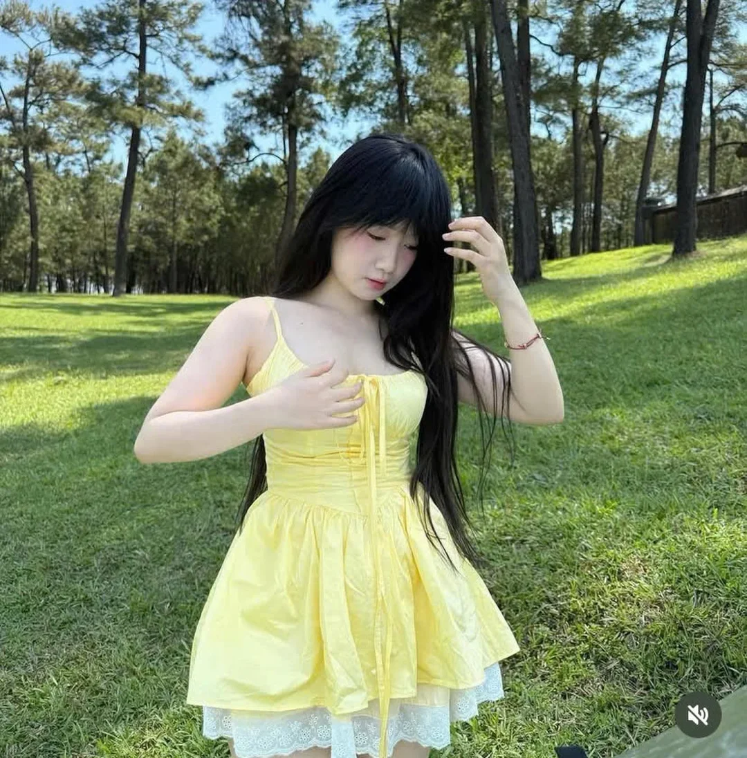 Photo 4 of Váy ngắn vàng hai dây ren trắng