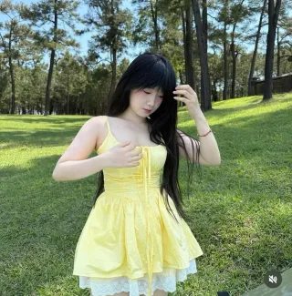 Photo 4 of Váy ngắn vàng hai dây ren trắng