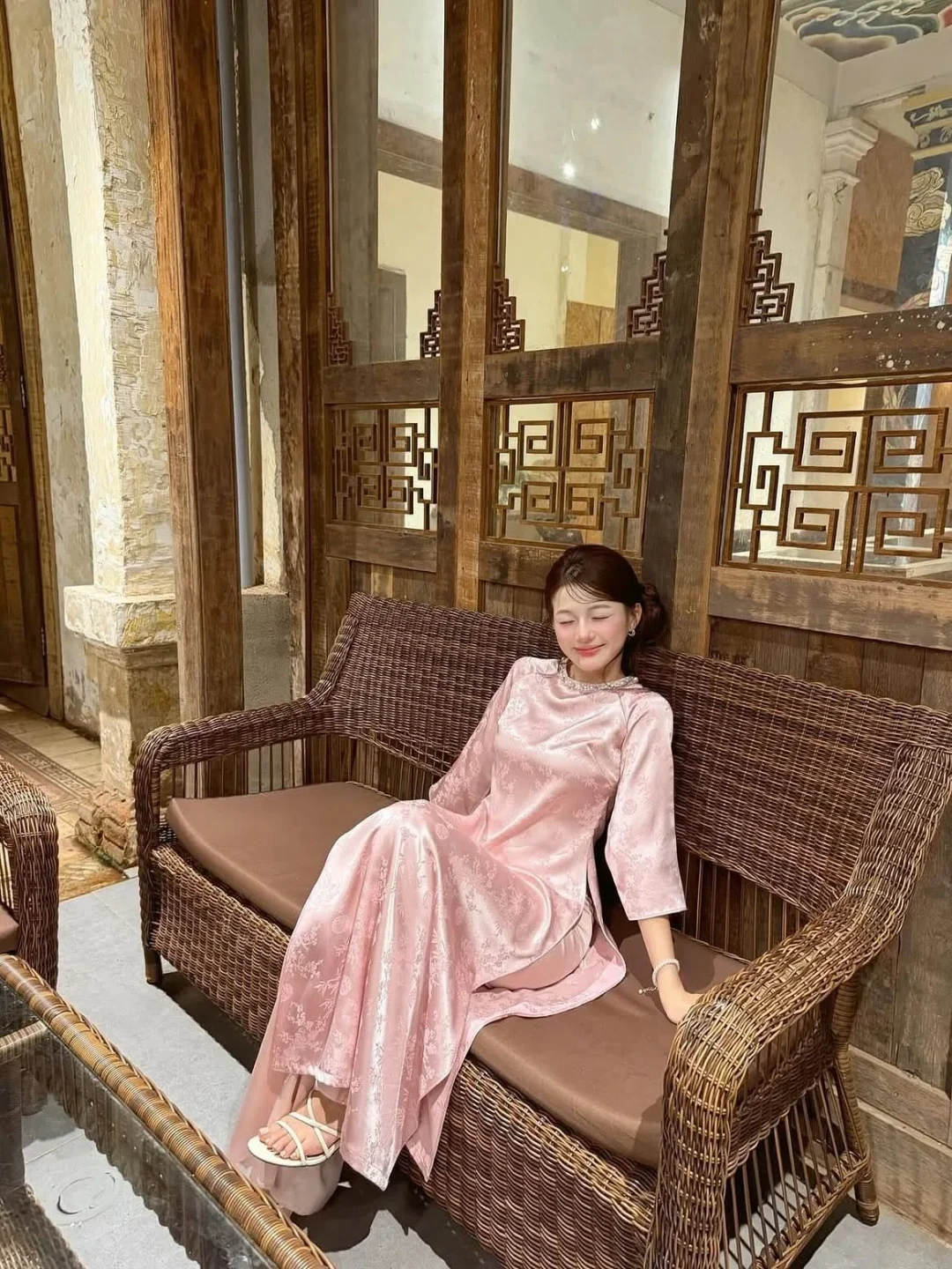 Ảnh 3 của Áo dài lụa hồng thêu hoa nữ