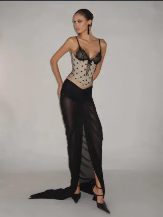 Ảnh 4 của Corset ren chấm bi be và chân váy dài đen