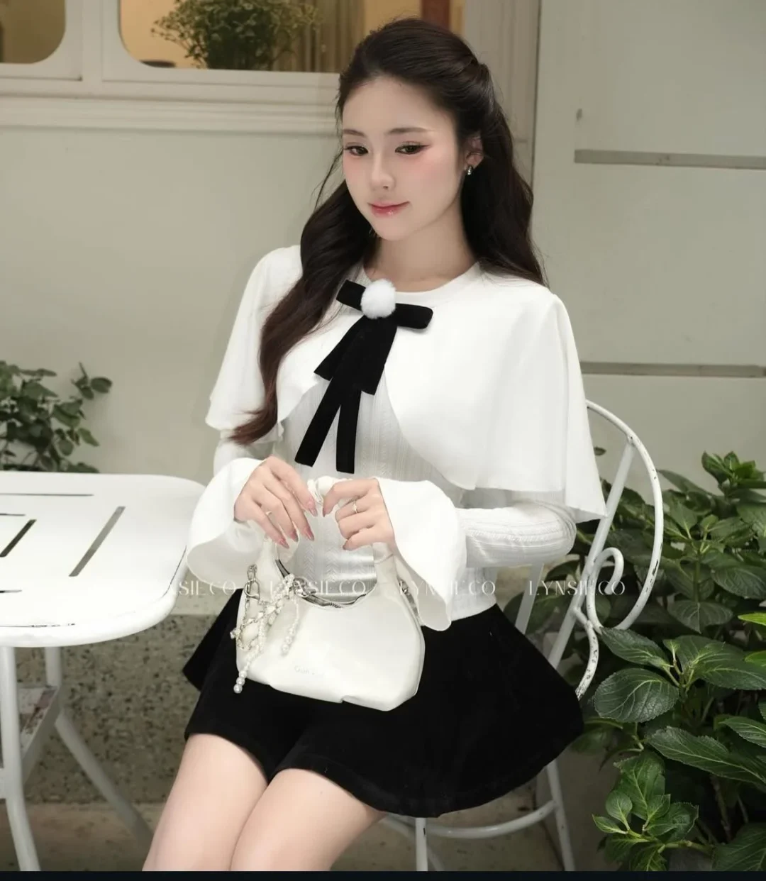 Photo 2 of Áo len trắng nơ nhung tay loe kèm váy đen