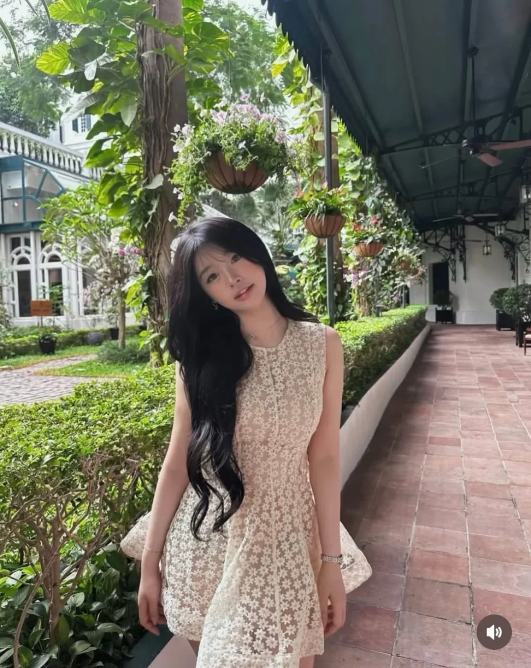 Ảnh 5 của Đầm ren kem không tay nữ tính