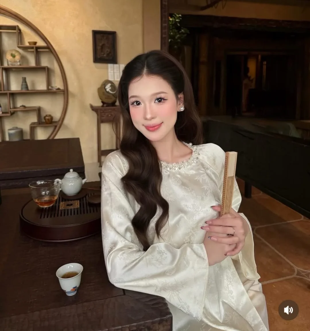 Photo 4 of Áo dài lụa kem thêu hoa truyền thống