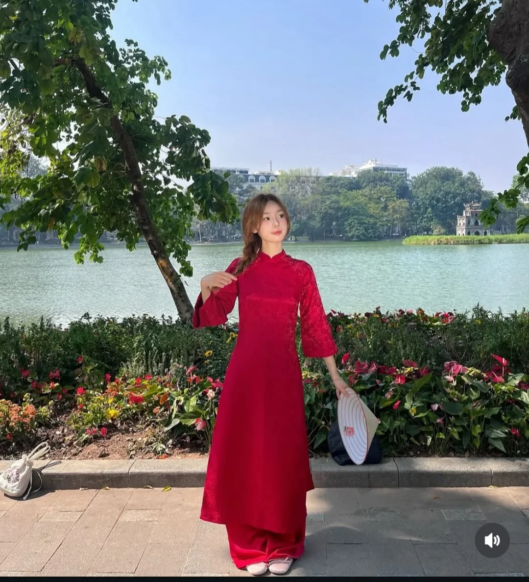 Photo 5 of Áo dài nhung đỏ nữ truyền thống