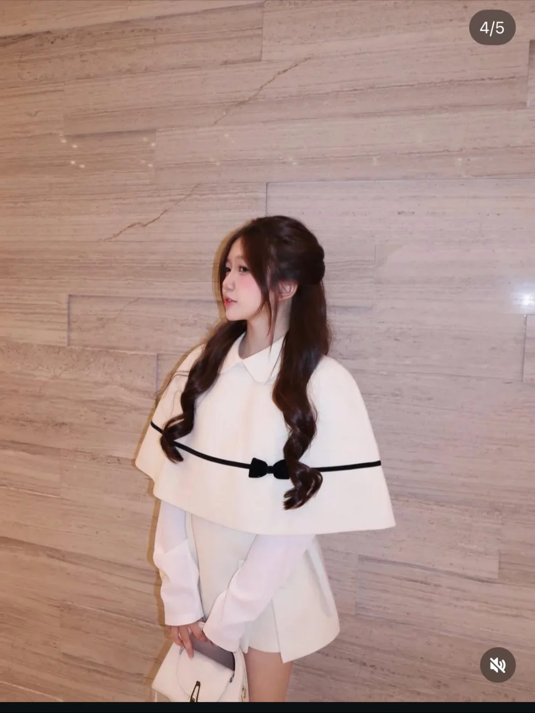Ảnh 4 của Áo choàng cape trắng nữ viền đen