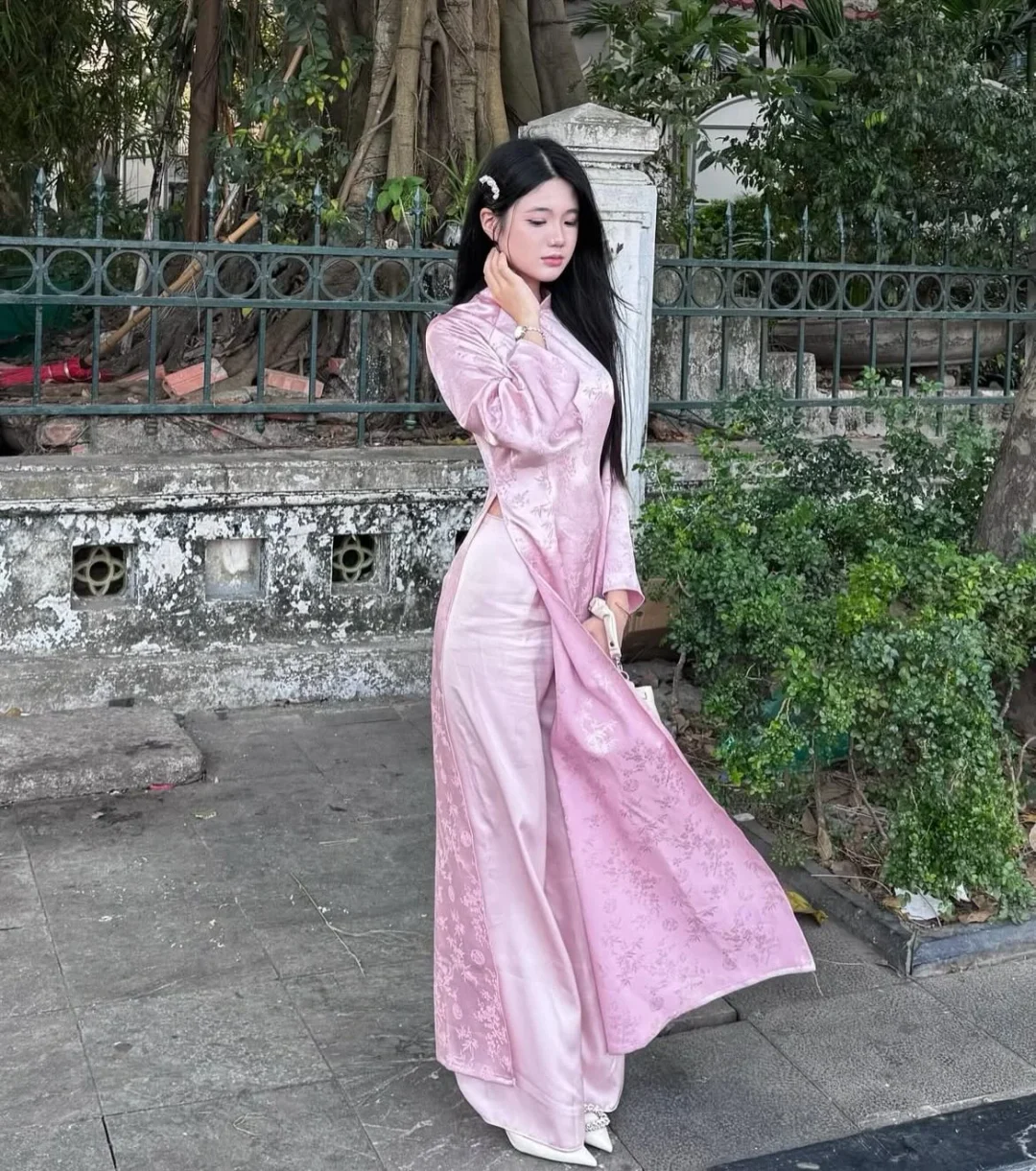 Photo 8 of Áo dài lụa hồng thêu hoa nữ