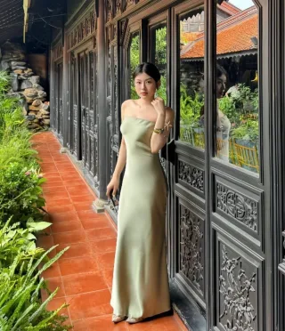 Photo 4 of Đầm cúp ngực satin xanh lá nhạt
