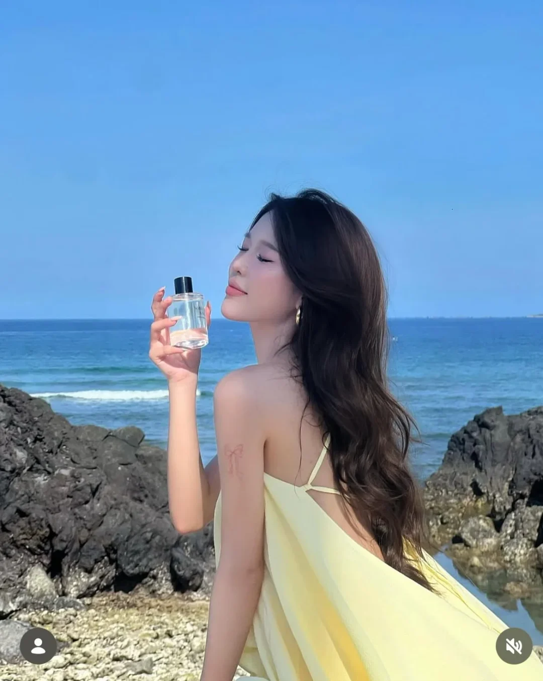Photo 2 of Váy vàng trễ vai kèm chân váy trắng phồng
