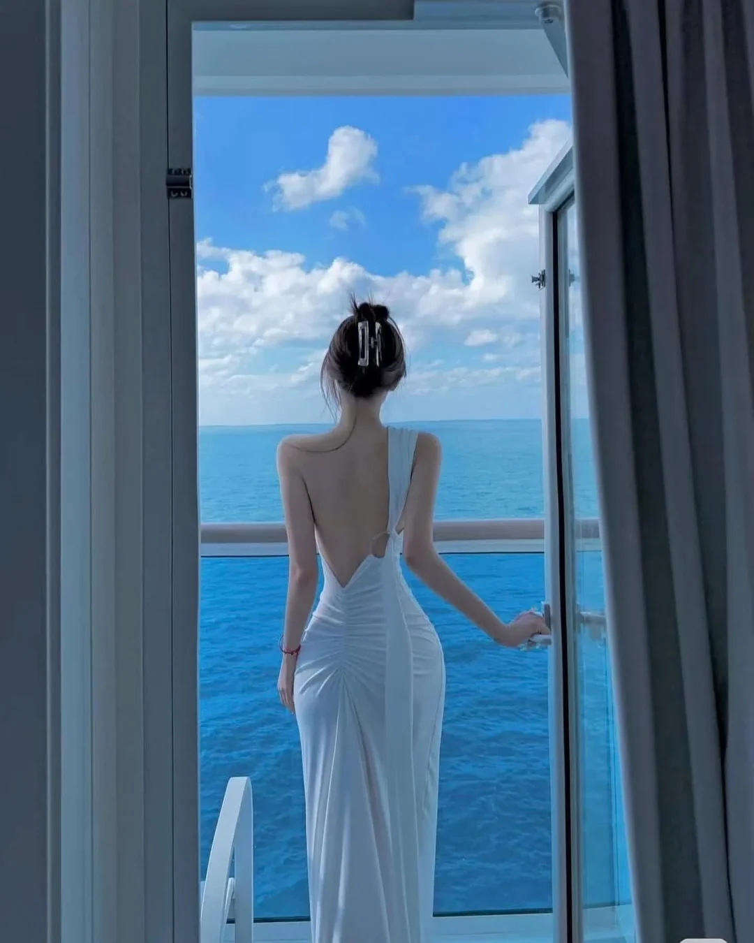 Photo 2 of Váy trắng bodycon hở lưng cho thuê