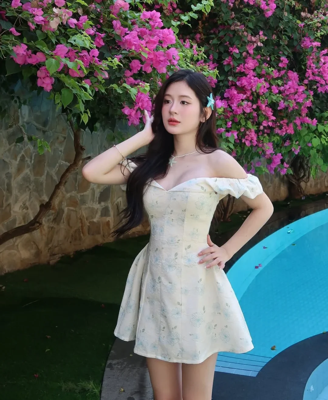 Ảnh 4 của Váy mini trễ vai vàng nhạt thêu hoa
