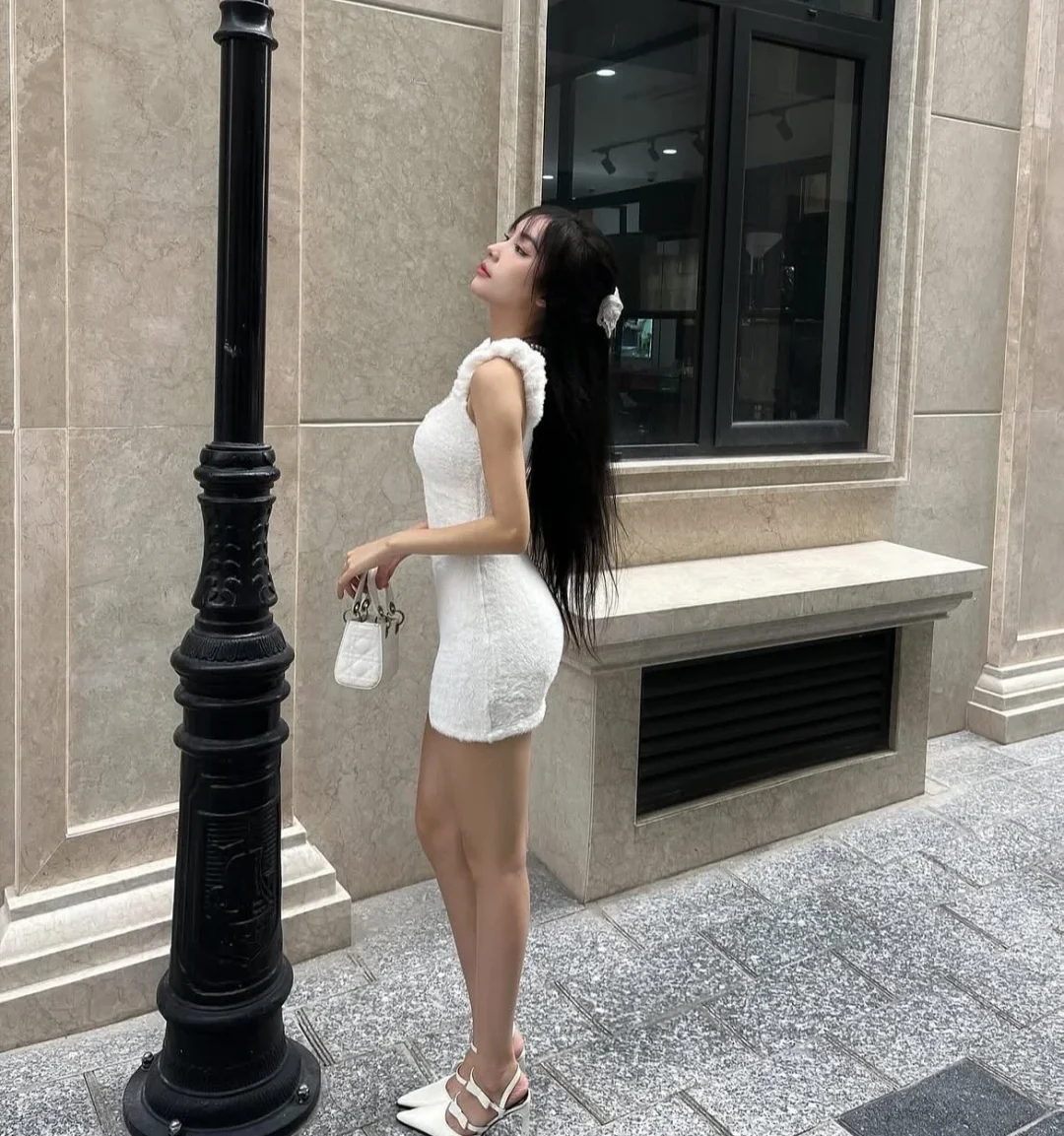 Photo 4 of Đầm lông trắng mini ôm sát nữ