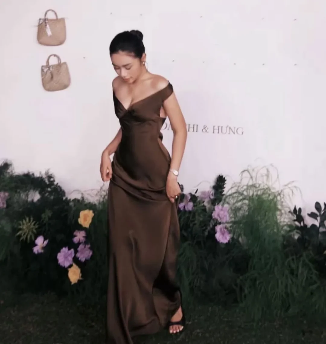 Ảnh 4 của Đầm dài trễ vai nâu lụa nữ