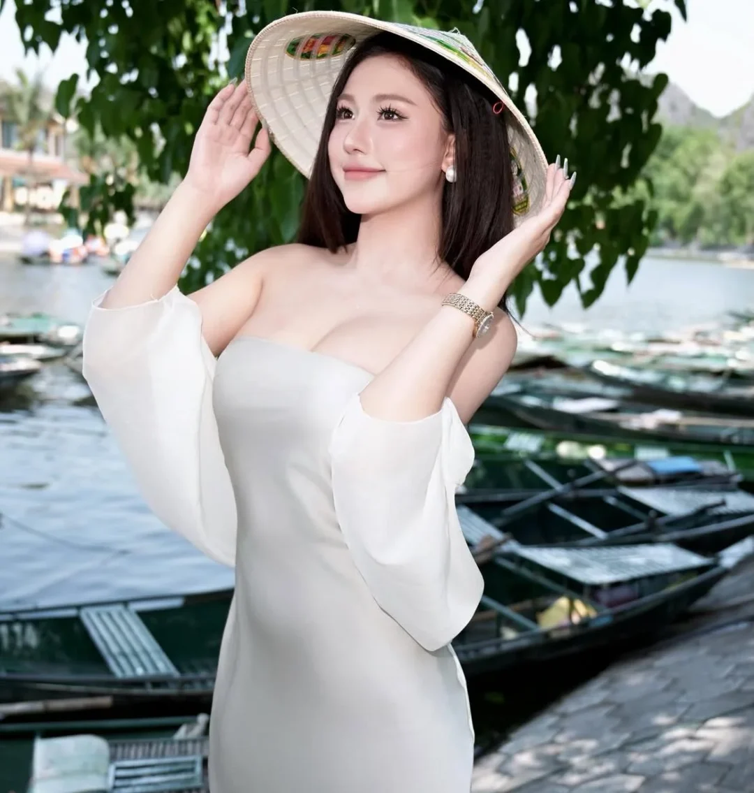 Photo 2 of Đầm strapless lụa satin kem nhạt nữ