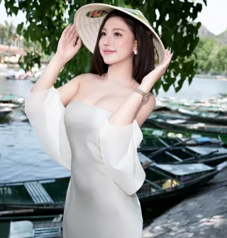 Photo 2 of Đầm strapless lụa satin kem nhạt nữ