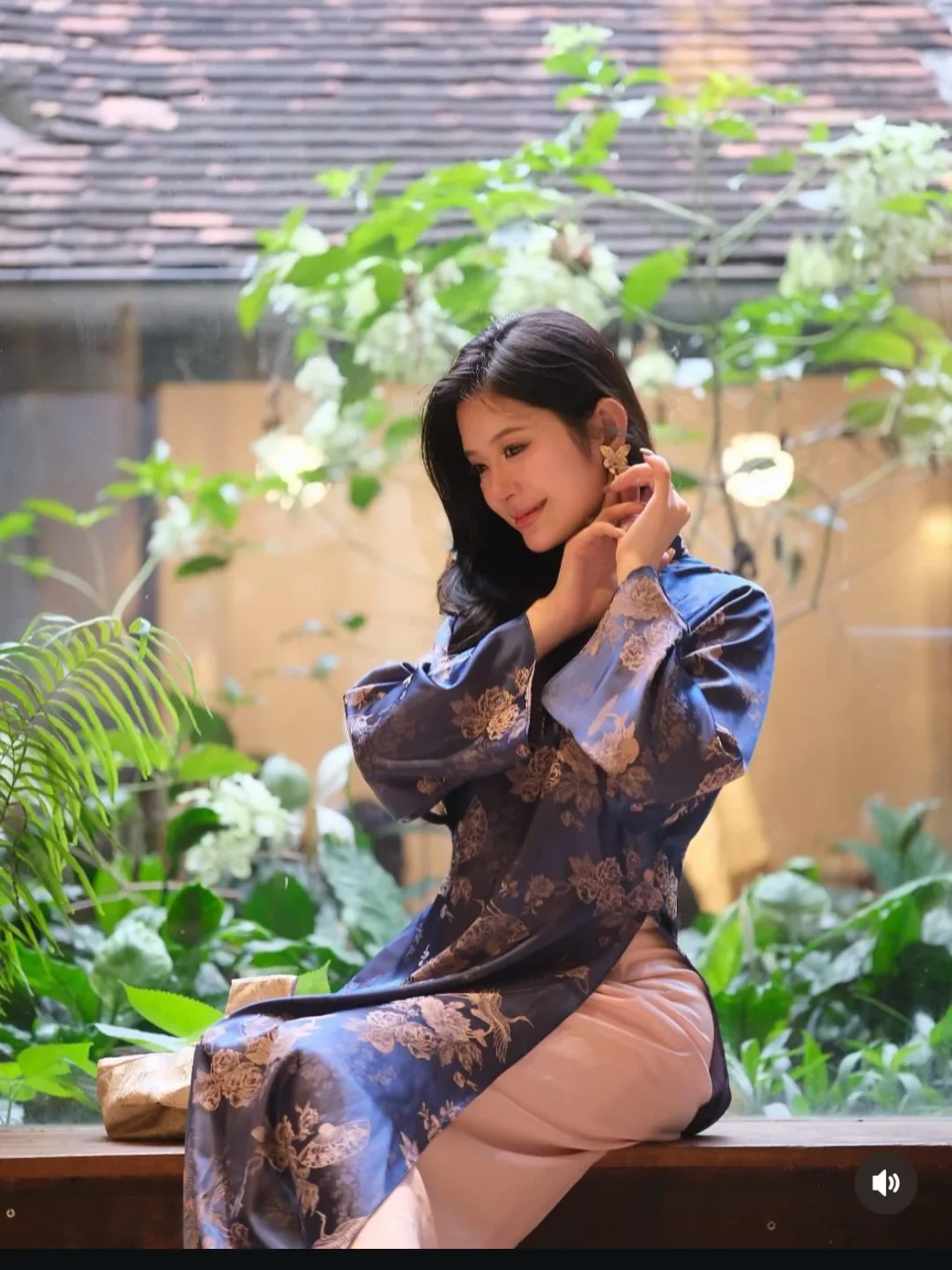 Ảnh 6 của Áo dài lụa xanh thêu hoa nữ truyền thống