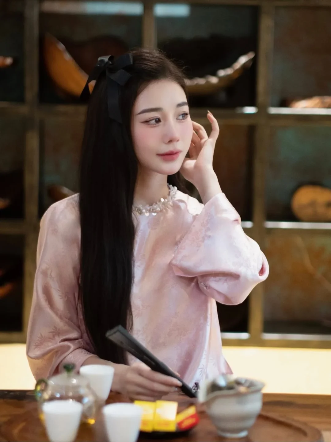 Ảnh 5 của Áo blouse satin hồng nhạt cách tân nữ