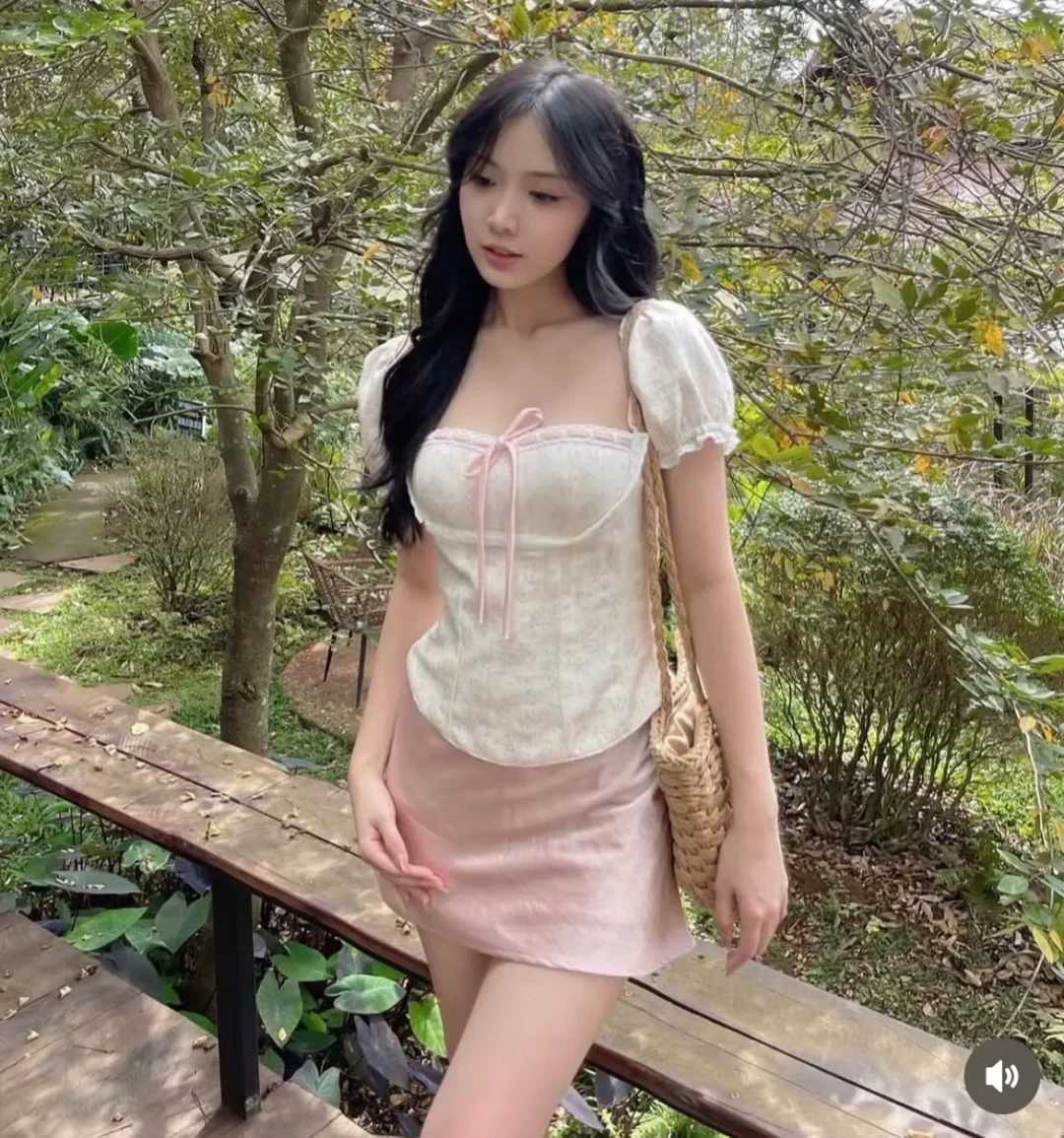 Ảnh 3 của Set croptop trắng chân váy hồng mini nữ