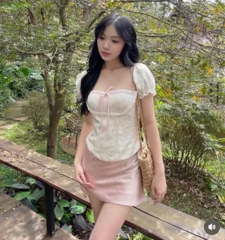 Ảnh 3 của Set croptop trắng chân váy hồng mini nữ