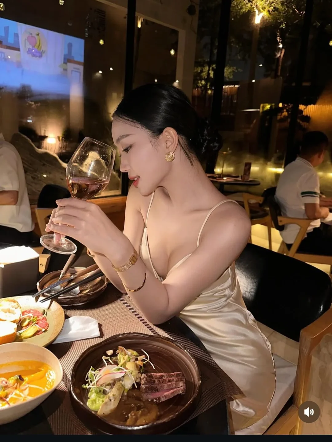 Photo 1 of Váy satin hai dây màu kem nữ