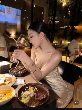 Photo 1 of Váy satin hai dây màu kem nữ