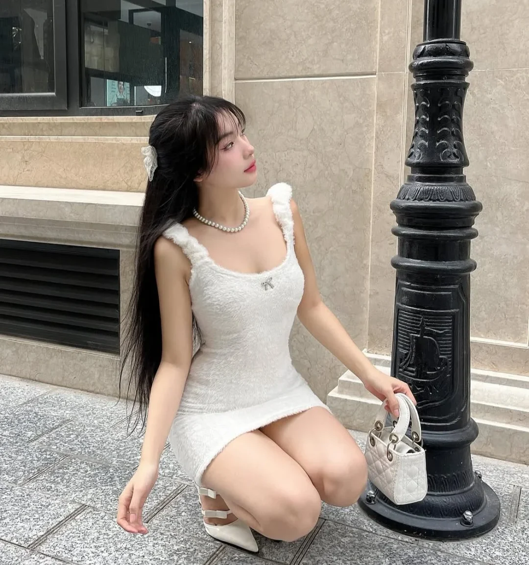 Photo 2 of Đầm lông trắng mini ôm sát nữ