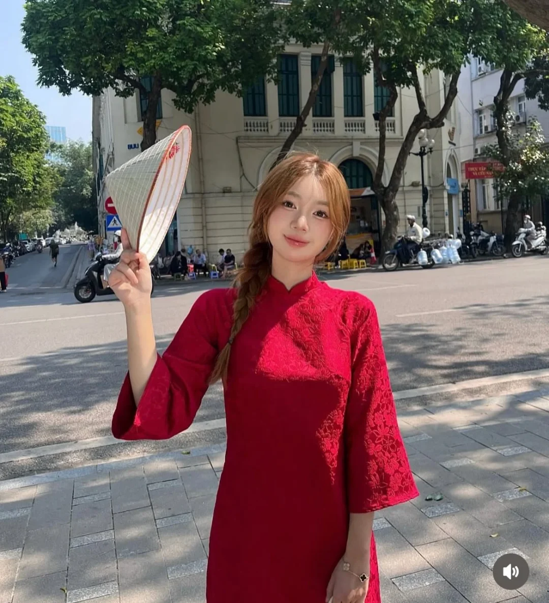 Photo 7 of Áo dài nhung đỏ nữ truyền thống