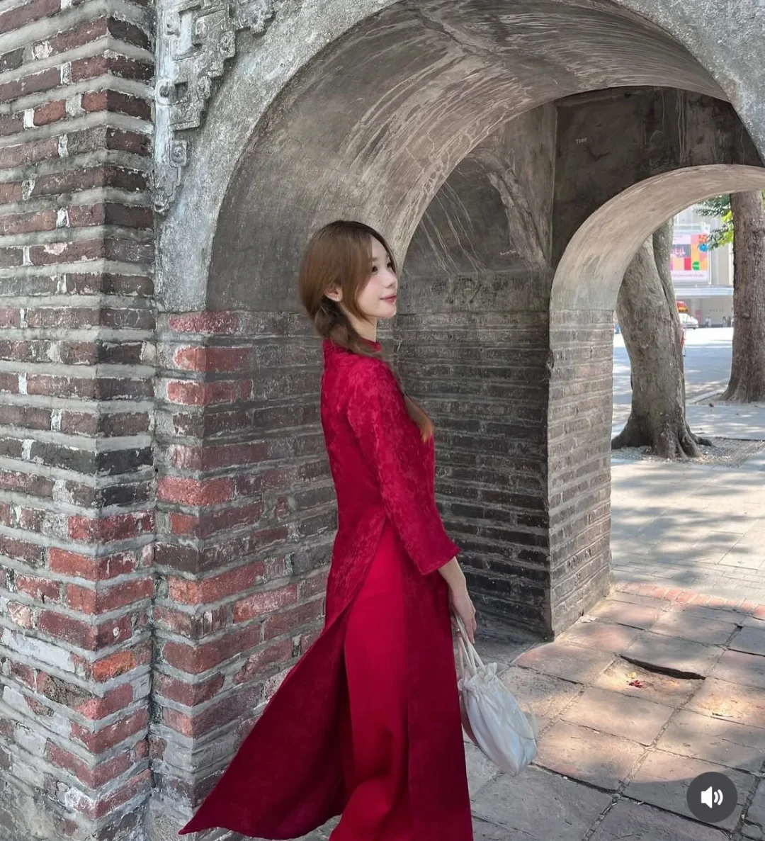 Photo 4 of Áo dài nhung đỏ nữ truyền thống