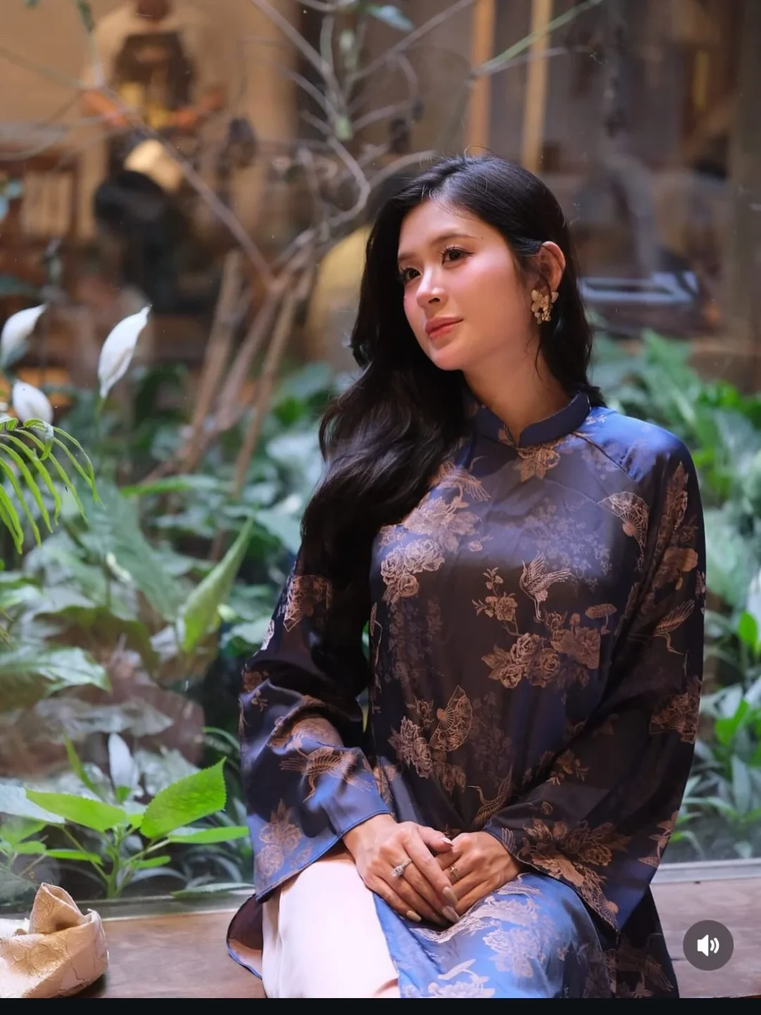 Ảnh 8 của Áo dài lụa xanh thêu hoa nữ truyền thống
