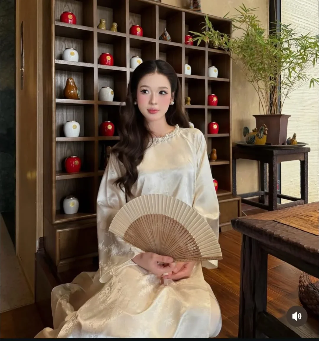Photo 8 of Áo dài lụa kem thêu hoa truyền thống