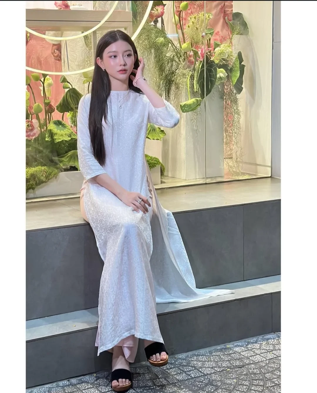 Photo 5 of Đầm ren trắng tay lửng nữ dự tiệc