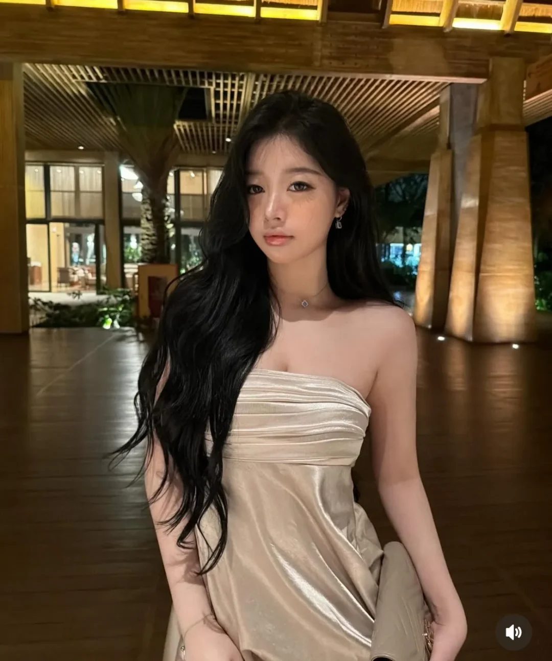 Ảnh 4 của Váy mini cúp ngực satin be sang trọng