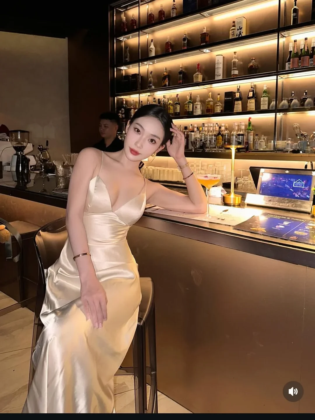 Photo 4 of Váy satin hai dây màu kem nữ