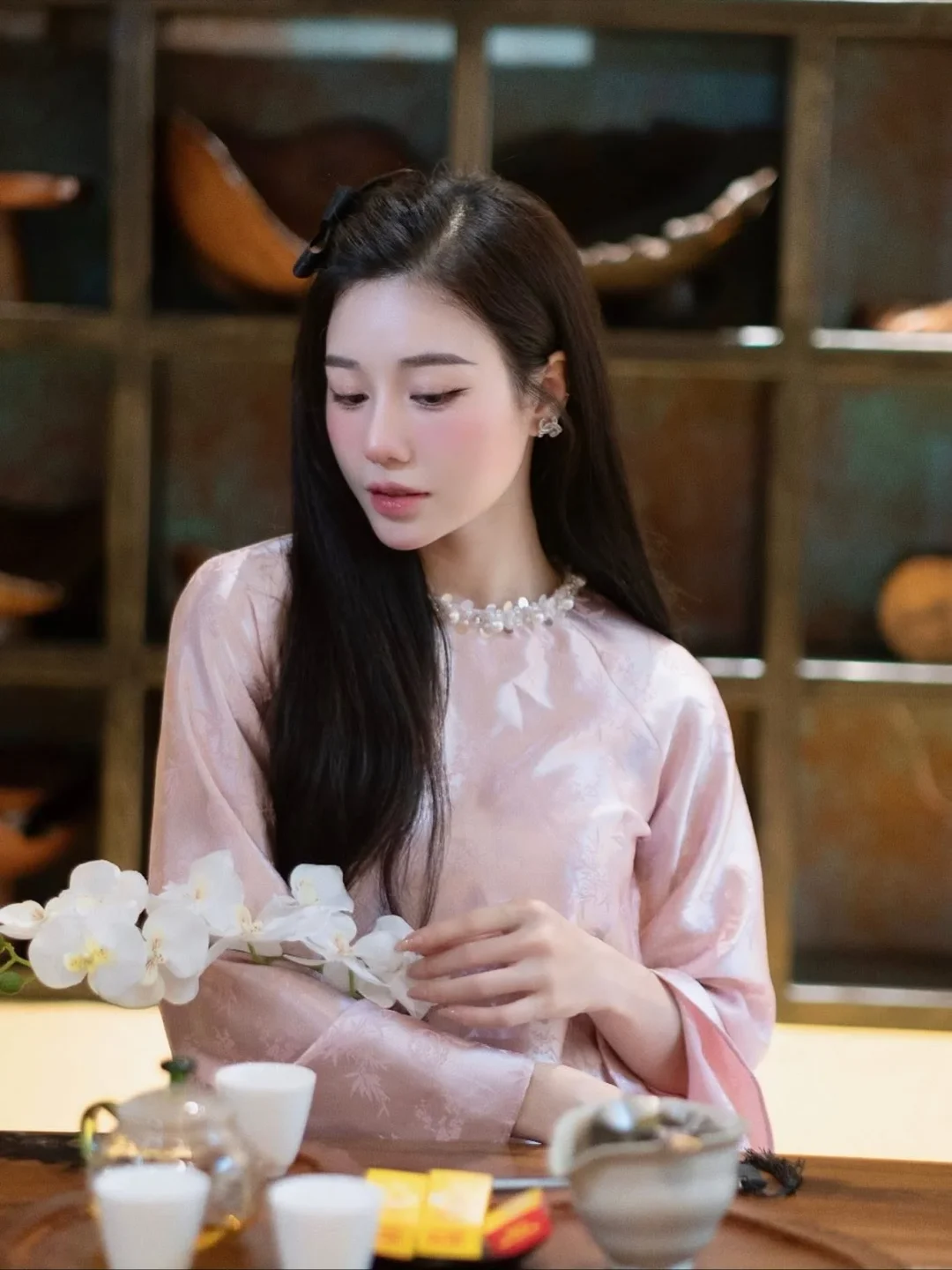 Ảnh 3 của Áo blouse satin hồng nhạt cách tân nữ