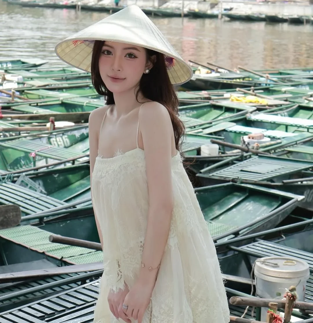 Photo 1 of Váy ren hai dây kem nữ tính vintage