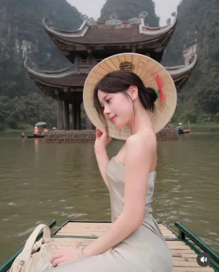 Photo 1 of Đầm ống quây lụa be nhạt thanh lịch nữ