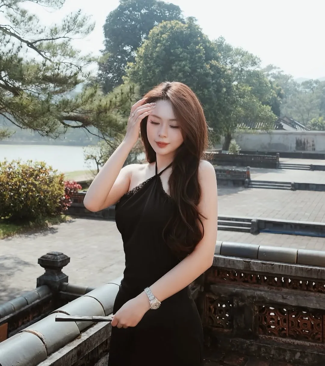 Photo 3 of Đầm đen hở vai lụa sang trọng nữ
