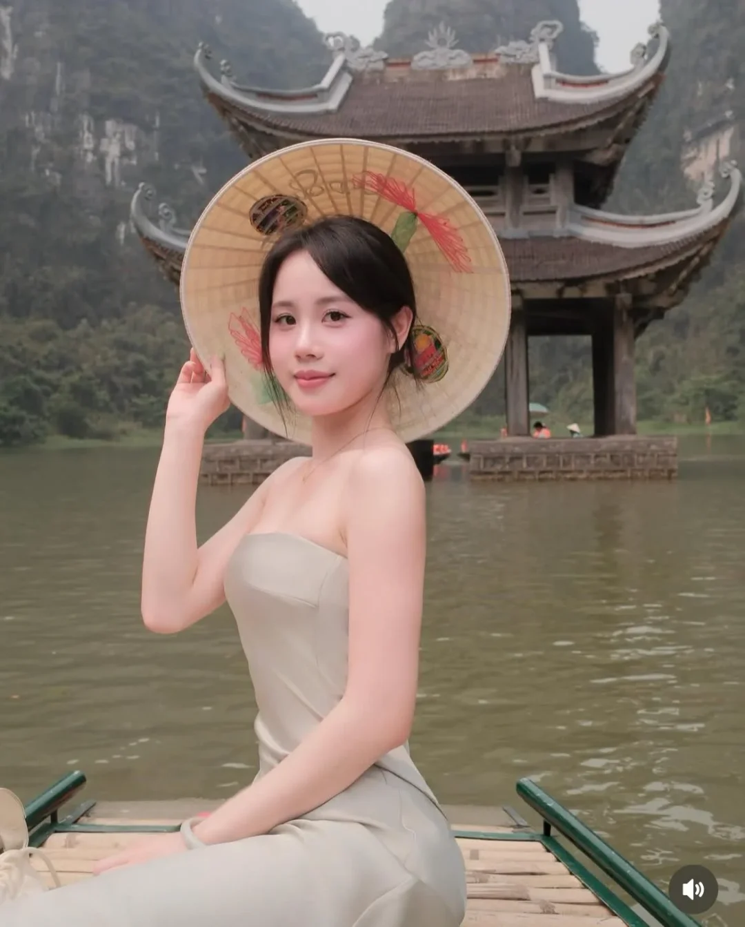 Photo 6 of Đầm ống quây lụa be nhạt thanh lịch nữ