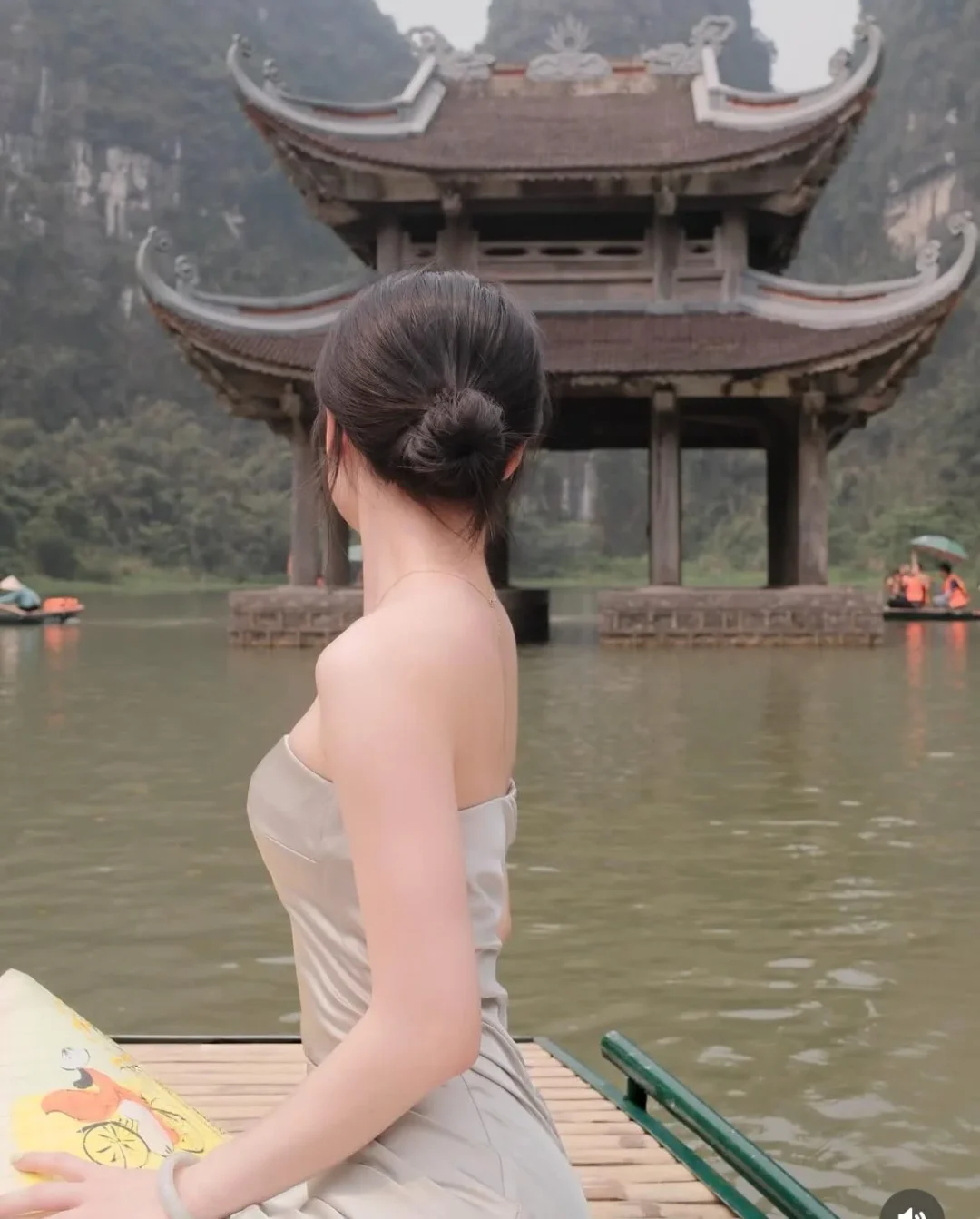 Photo 8 of Đầm ống quây lụa be nhạt thanh lịch nữ