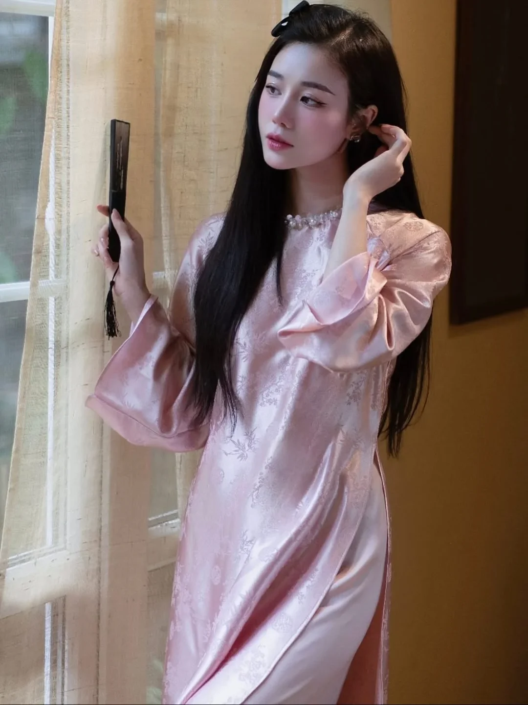 Ảnh 2 của Áo blouse satin hồng nhạt cách tân nữ