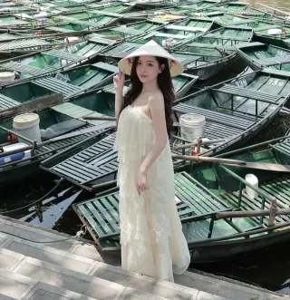 Photo 2 of Váy ren hai dây kem nữ tính vintage