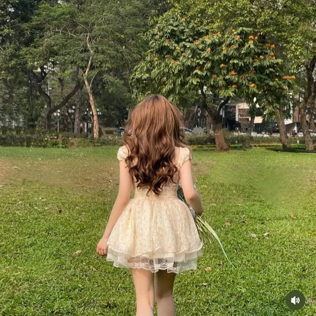 Photo 6 of Đầm trễ vai hoa nhí voan kem size M