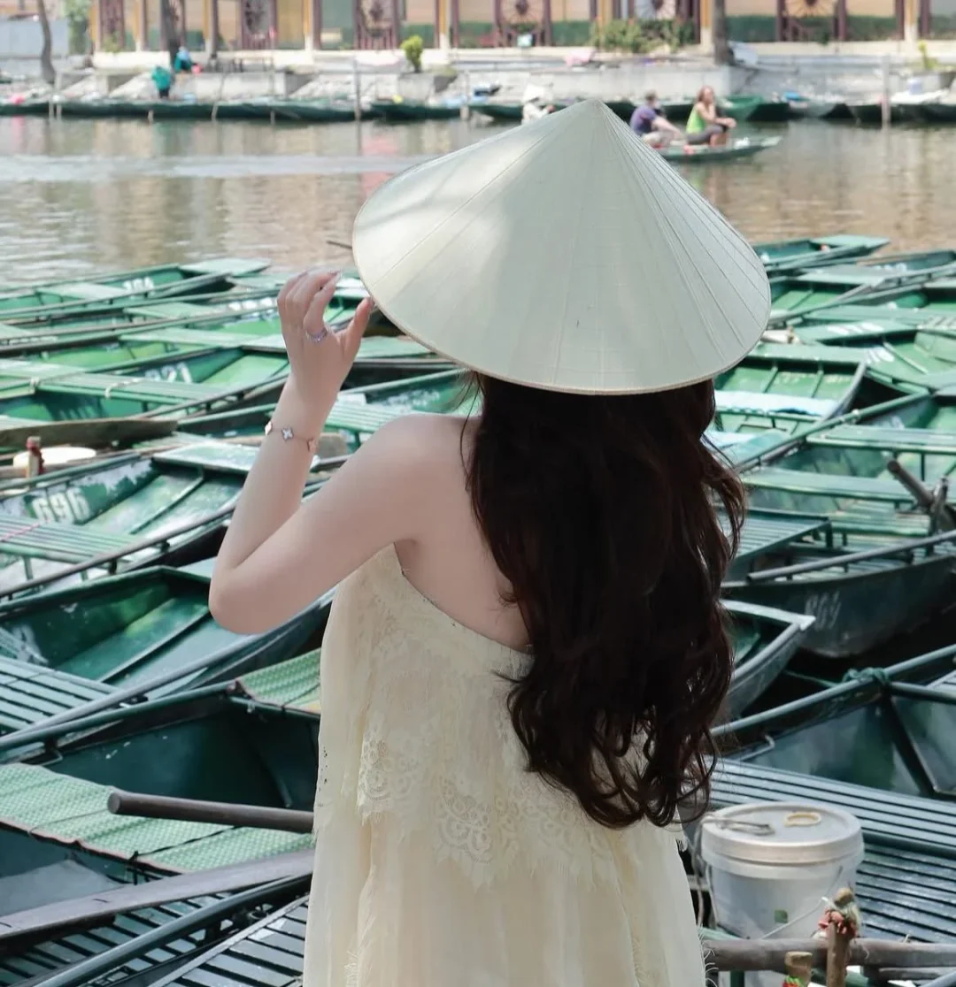 Photo 9 of Váy ren hai dây kem nữ tính vintage