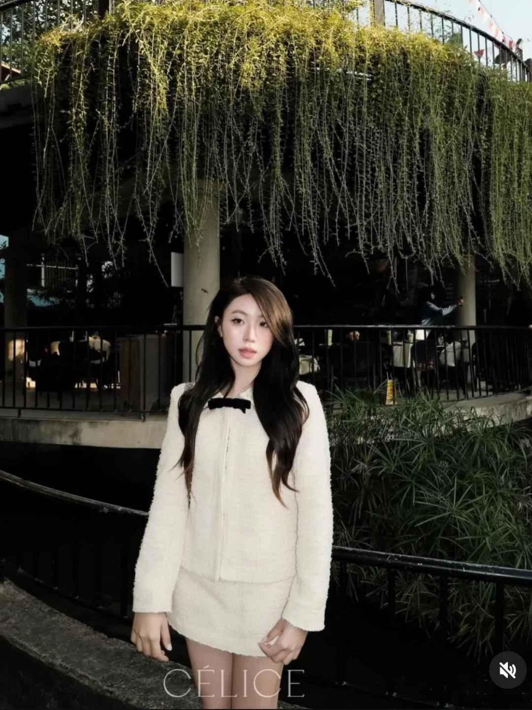 Ảnh 2 của Set tweed nữ áo khoác chân váy mini kem