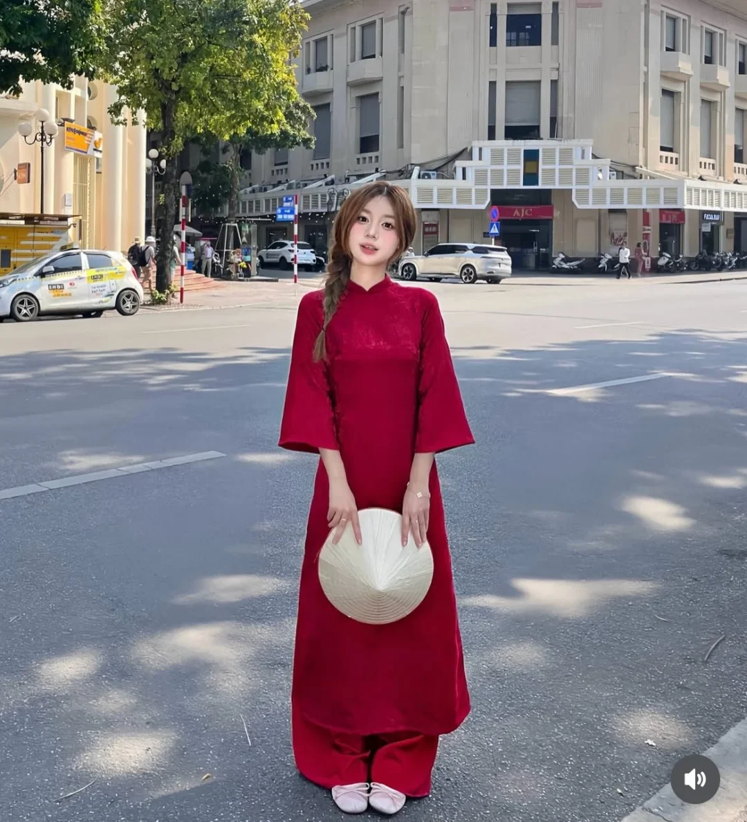 Photo 9 of Áo dài nhung đỏ nữ truyền thống