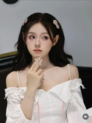 Photo 1 of Áo trễ vai ren trắng Aguja