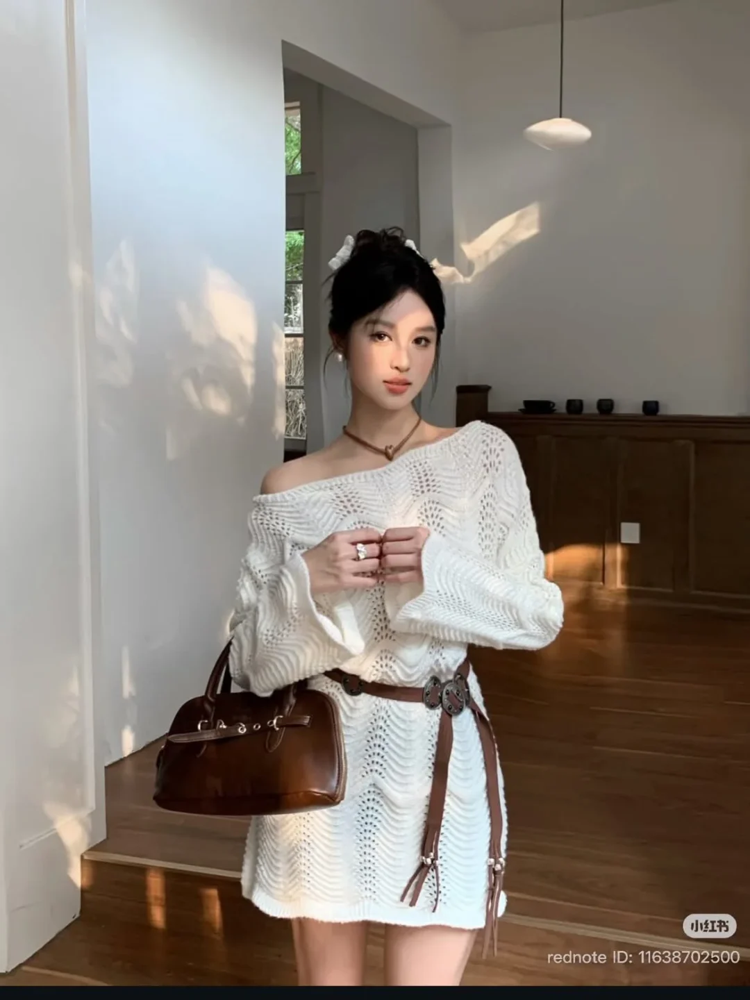 Photo 5 of Đầm len trắng dệt kim oversize nữ