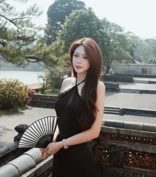 Photo 1 of Đầm đen hở vai lụa sang trọng nữ