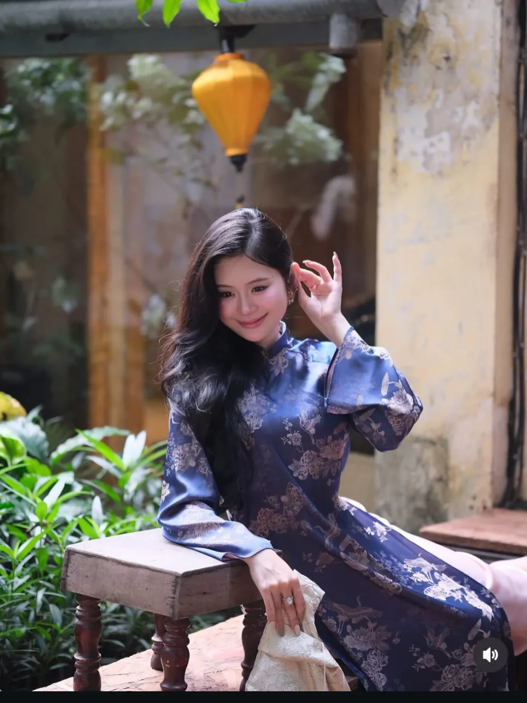 Ảnh 9 của Áo dài lụa xanh thêu hoa nữ truyền thống