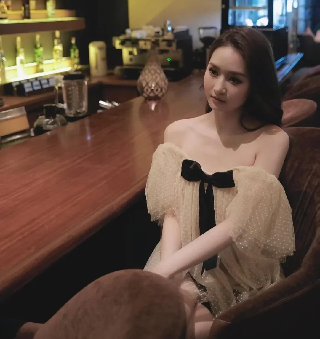 Ảnh 3 của Set áo voan kem nơ đen chân váy ngắn nữ